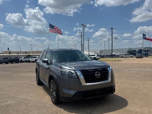 Used 2025 Nissan Pathfinder SV FWD image 2