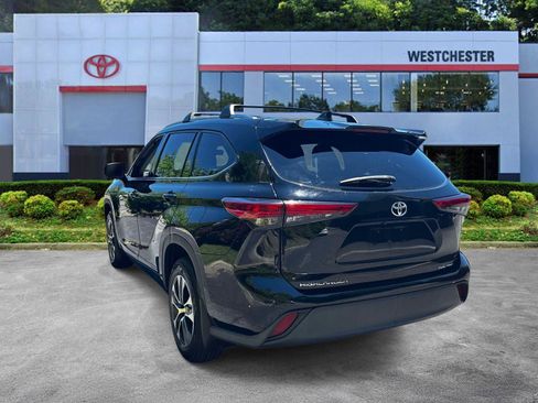 Used 2021 Toyota Highlander XLE AWD/4WD image 5