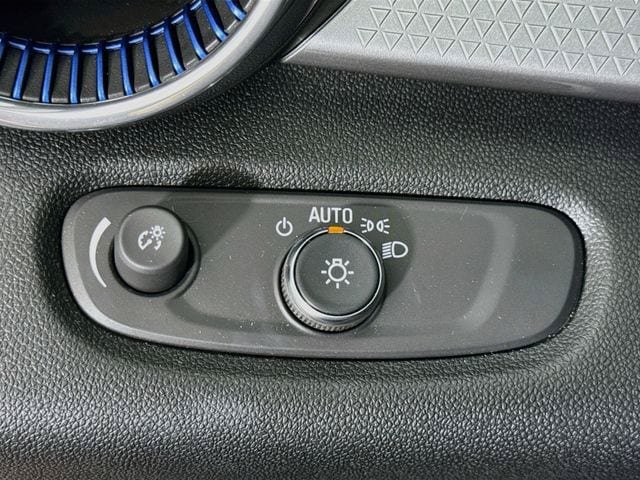 Used 2025 Chevrolet Trax LT w/ LT Convenience Package FWD image 11