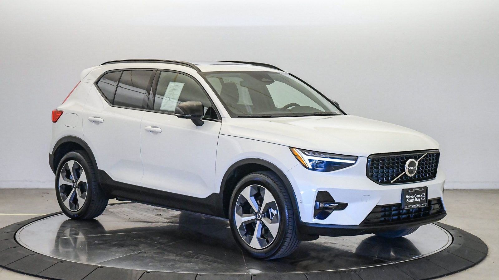 Certified 2026 Volvo XC40 B5 Plus AWD/4WD image 6