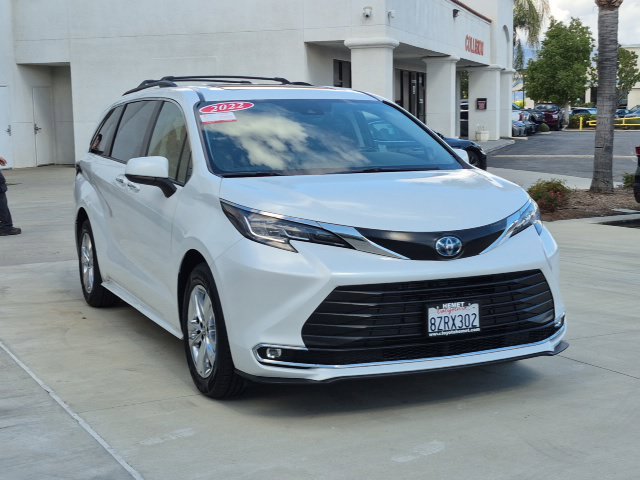 Used 2022 Toyota Sienna XLE w/ XLE Plus Package FWD image 3