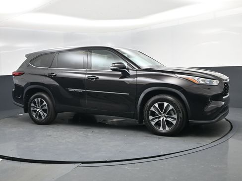 Used 2020 Toyota Highlander XLE image 2