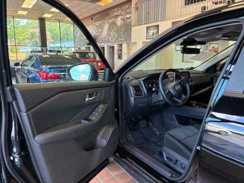 Used 2026 Nissan Rogue SV FWD image 18