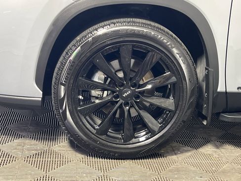 Used 2024 Toyota Highlander XLE image 13