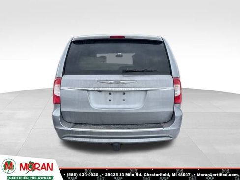 Used 2013 Chrysler Town & Country Touring image 4