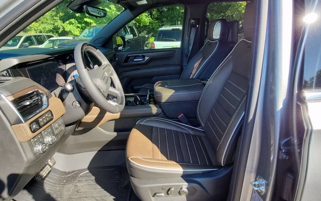 Used 2026 GMC Yukon XL Denali Ultimate w/ LPO, Floor Liner Package AWD/4WD image 2
