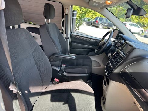 Used 2018 Dodge Grand Caravan SE w/ UConnect Hands-Free Group image 19