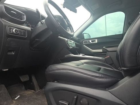 Used 2021 Ford Explorer XLT w/ Equipment Group 202A RWD image 9