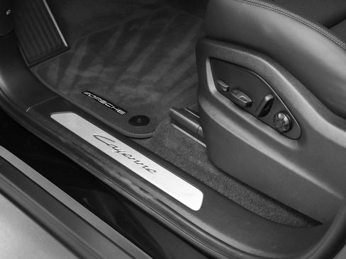 Certified 2025 Porsche Cayenne image 25