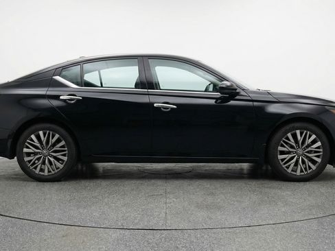 Used 2025 Nissan Altima 2.5 SV image 11