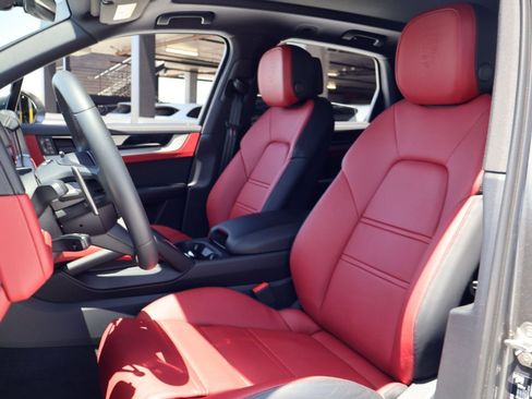 Certified 2025 Porsche Cayenne AWD/4WD image 5