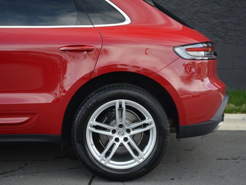 Certified 2025 Porsche Macan image 40