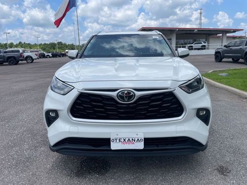 Used 2020 Toyota Highlander XLE FWD image 2