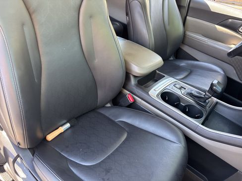 Used 2025 Kia Carnival FWD image 8