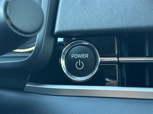 New 2025 Mitsubishi Outlander SE image 23