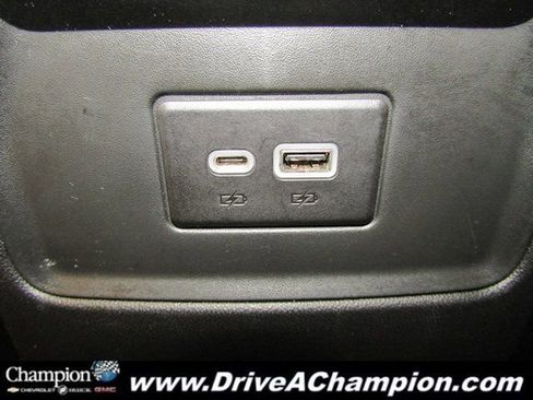 Used 2023 GMC Acadia SLE image 17