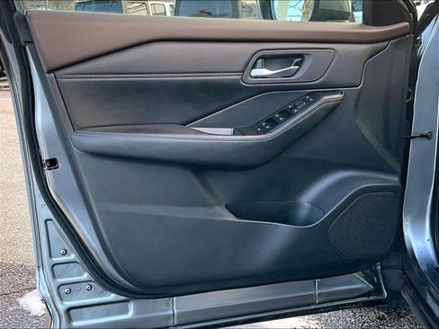 Used 2023 Nissan Rogue SV w/ SV Premium B Package image 9