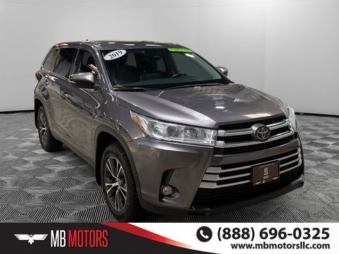Used 2019 Toyota Highlander LE image 1