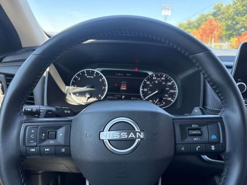 Used 2025 Nissan Rogue SV image 30