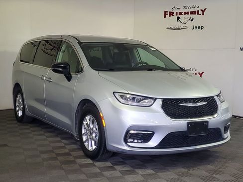 Used 2024 Chrysler Pacifica Touring-L image 2