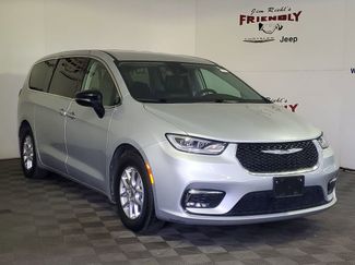 Used 2024 Chrysler Pacifica Touring-L video 2