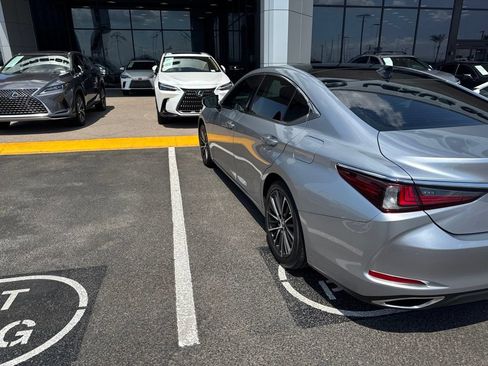 Used 2022 Lexus ES 350 w/ Premium Package FWD image 4