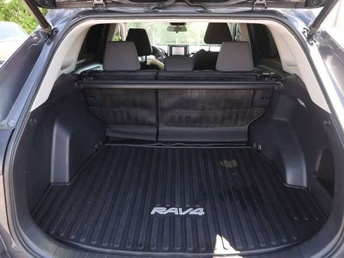 Used 2021 Toyota RAV4 XLE w/ Convenience Package FWD image 7