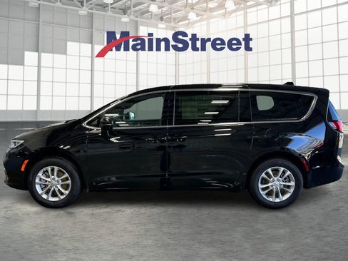 New 2026 Chrysler Pacifica Select image 2