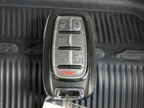 Used 2019 Chrysler Pacifica Touring-L FWD image 35