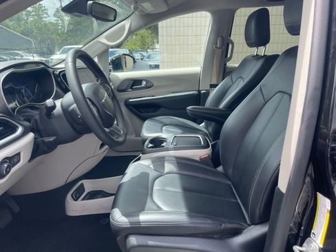 Used 2024 Chrysler Pacifica Touring-L FWD image 10