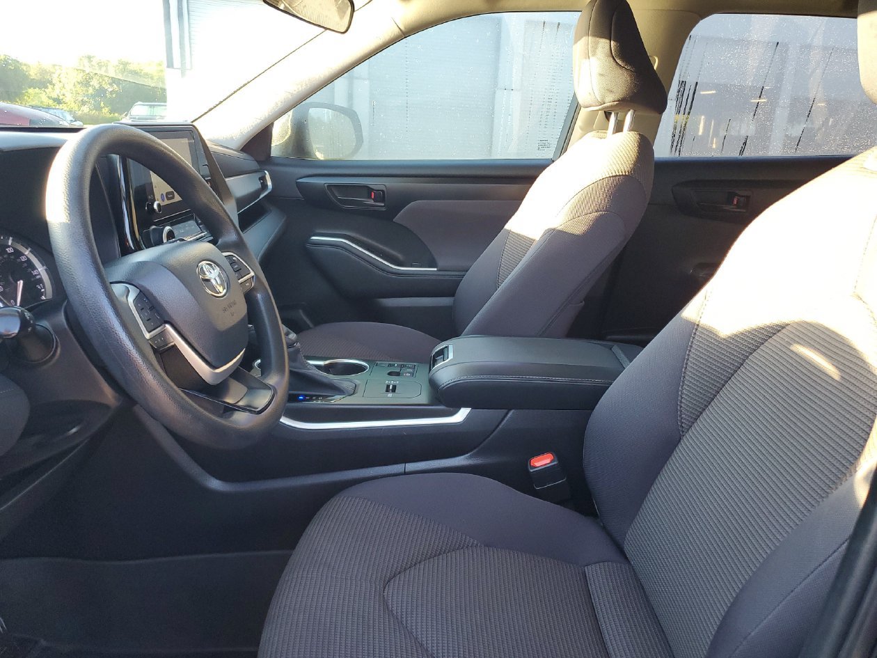 Used 2023 Toyota Highlander L FWD image 17