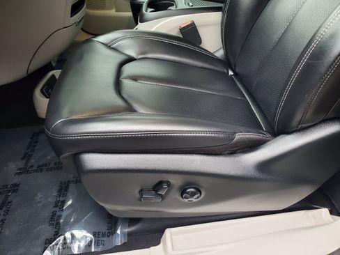 Used 2023 Chrysler Pacifica Touring-L FWD image 11