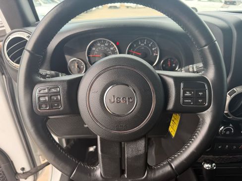 Used 2017 Jeep Wrangler Unlimited Rubicon w/ Connectivity Group AWD/4WD image 18