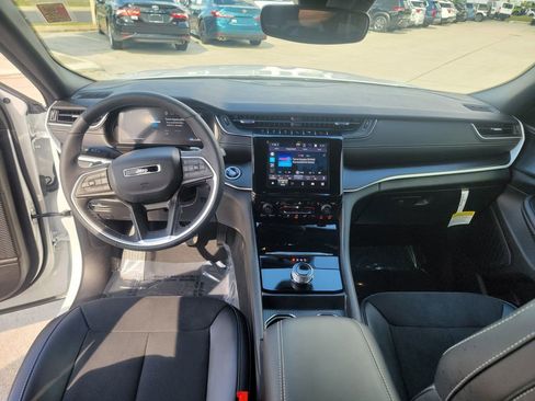 Used 2024 Jeep Grand Cherokee L Laredo image 17