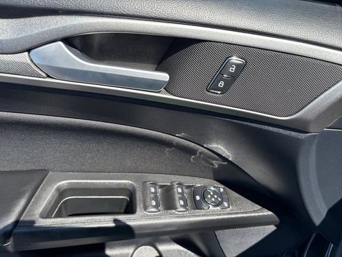 Used 2020 Ford Fusion SE FWD image 18