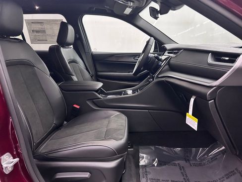 New 2025 Jeep Grand Cherokee Altitude image 17