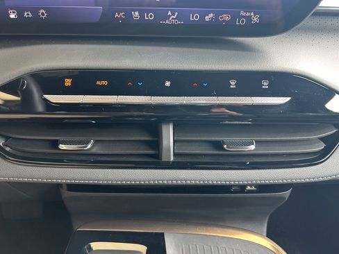 Used 2025 Buick Enclave Avenir w/ Super Cruise Package FWD image 22