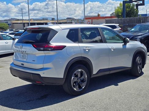 Used 2025 Nissan Rogue SV image 4