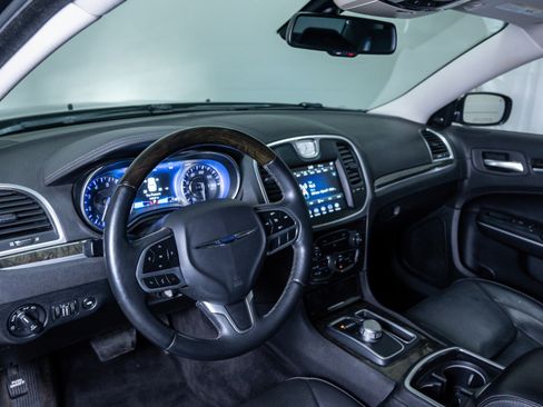 Used 2018 Chrysler 300 Limited image 17