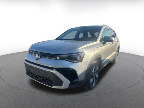 Used 2026 Volkswagen Taos SE AWD/4WD image 3