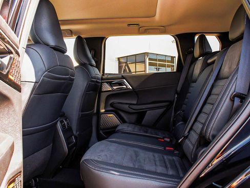 New 2025 Mitsubishi Outlander SE image 31