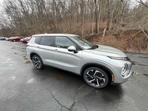 Used 2024 Mitsubishi Outlander SE image 11