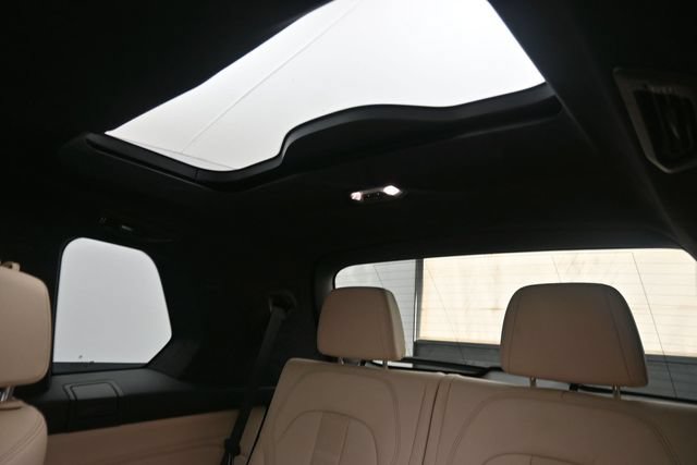 Used 2021 BMW X7 xDrive40i w/ M Sport Package AWD/4WD image 21