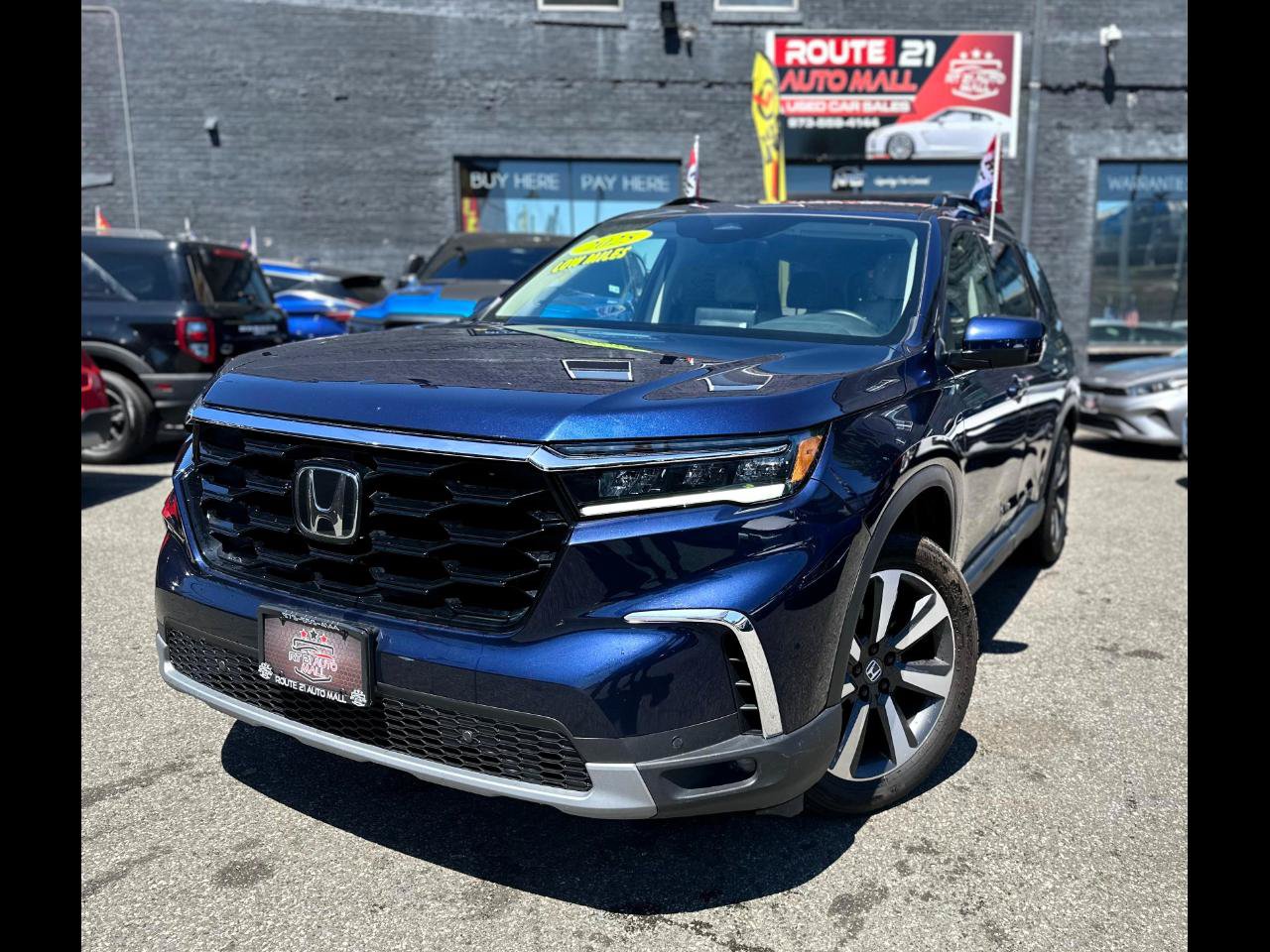 Used 2025 Honda Pilot Touring image 1