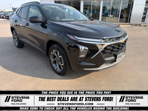 Used 2025 Chevrolet Trax LT FWD image 4