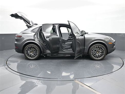 Used 2021 Porsche Cayenne Coupe w/ Premium Package image 36