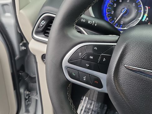 Used 2023 Chrysler Pacifica Touring-L FWD image 22