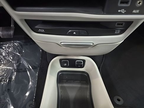 Used 2018 Chrysler Pacifica Limited w/ Tire & Wheel Group FWD image 29