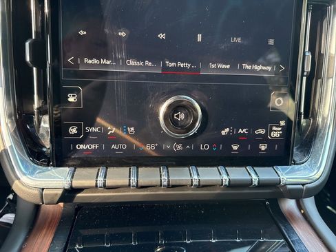 Used 2025 GMC Yukon Denali AWD/4WD image 40