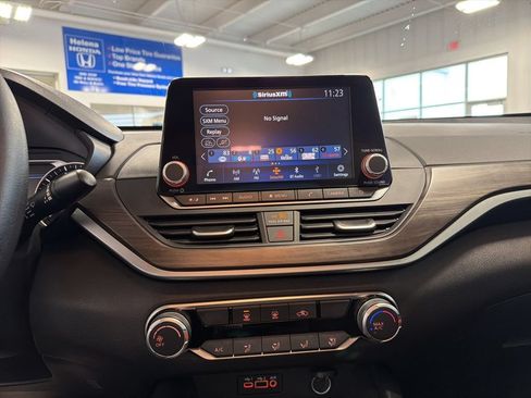 Used 2025 Nissan Altima 2.5 SV FWD image 16